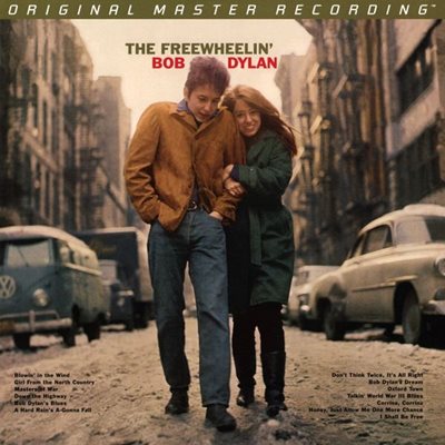 Музикантът на обложката на втория си албум The freewheelin’ Bob Dylan, който излиза през 1963 г.