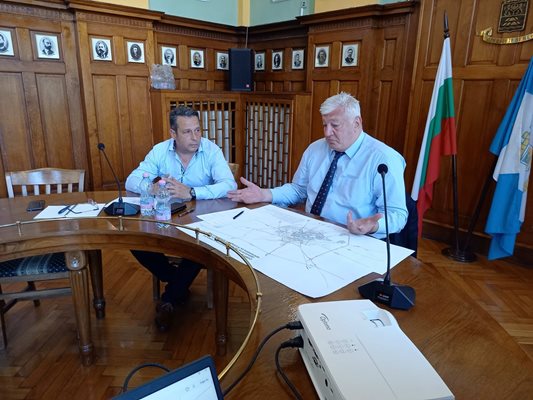 Кметът на Пловдив Здравко Димитров и неговият заместник Тодор Чонов обясниха какви мерки ще бъдат взети, за да не се стигне до блокирането на движението в града.

СНИМКА: Анторът.
