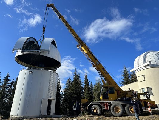 Поставиха купола на роботизирания телескоп на обсерваторията на Рожен