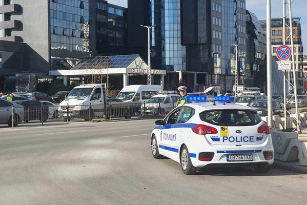 Полицаи следят за спазването на Закона за движение по пътищата в Пловдив. Снимка: Архив