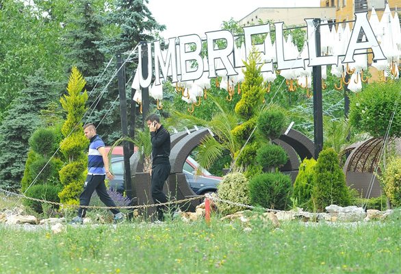 Спас и негов приятел излизат от бара в Студентски град