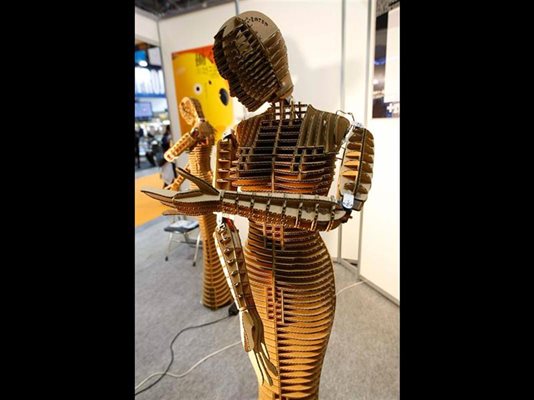 “Паро” е терапевтичен робот, който реагира на човешки допир.