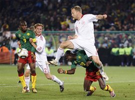 Камерун плаче, Холандия първа на 1/8-финалите
