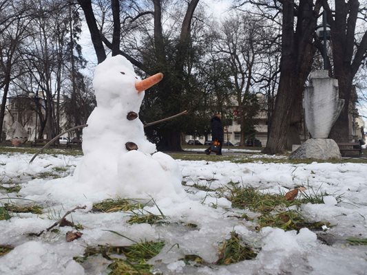 30-сантиметров снежен човек край Пеещите фонтани. Снимки: Авторът