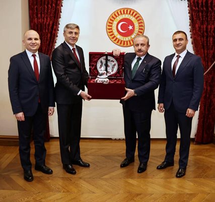 Карадайъ приема дар от ДПС от Мустафа Шентоп, който е председател на Народното събрание в Турция.
СНИМКА: ДПС