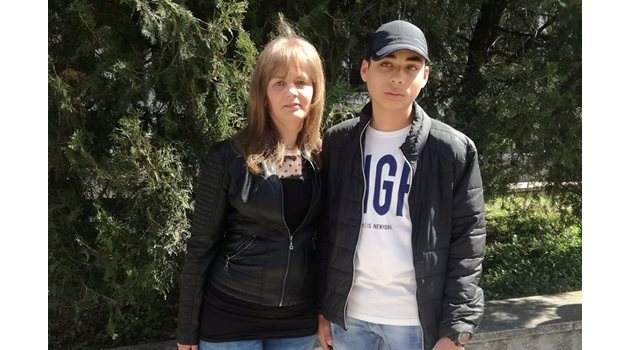 Тереза Василева и синът й Антон СНИМКИ: Авторът