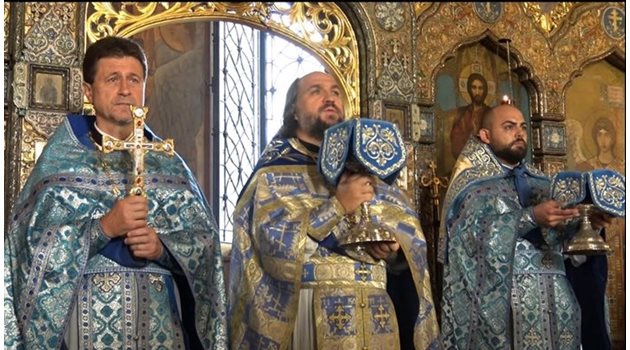 Васиан Змеев (в средата) по време на богослужение в Руската църква в София