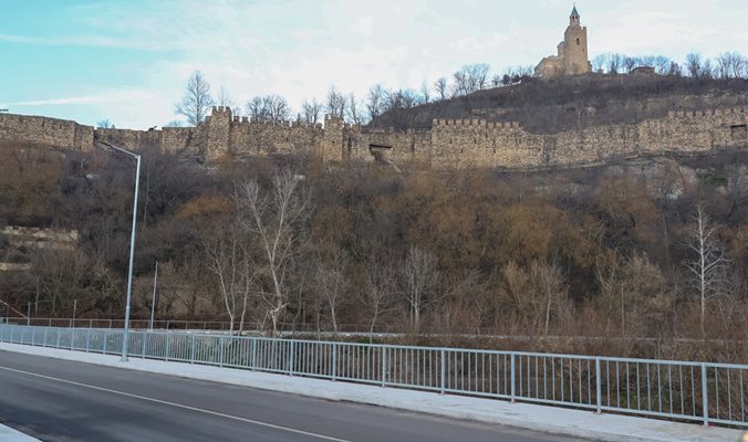 Нов мост и тротоари бяха изградени по обходния път край Царевец