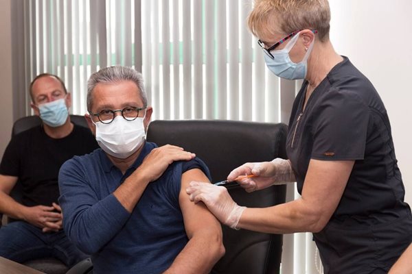 Зам.-председателят на ДПС Йордан Цонев вече е с трета игла на ваксината срещу коронавирус.