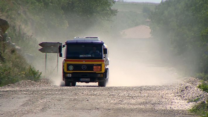 В момента настилката по пътя Асеновград-Първомай е чакълирана.