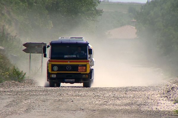 В момента настилката по пътя Асеновград-Първомай е чакълирана.