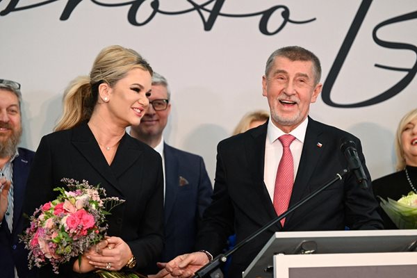 Бившият премиер Андрей Бабиш и съпругата му Моника след затварянето на избирателните секции
