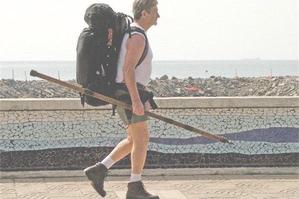79-годишният американец Хоук Макгинис върви по булевард в Панама в края на околосветската си обиколка, която прави пеша от 18 г. Ходенето го поддържа в прекрасна форма, разказва той. 
СНИМКА: РОЙТЕРС
