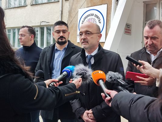 Здравният министър д-р Асен Меджидиев пред болницата в Добрич. Снимки Авторката