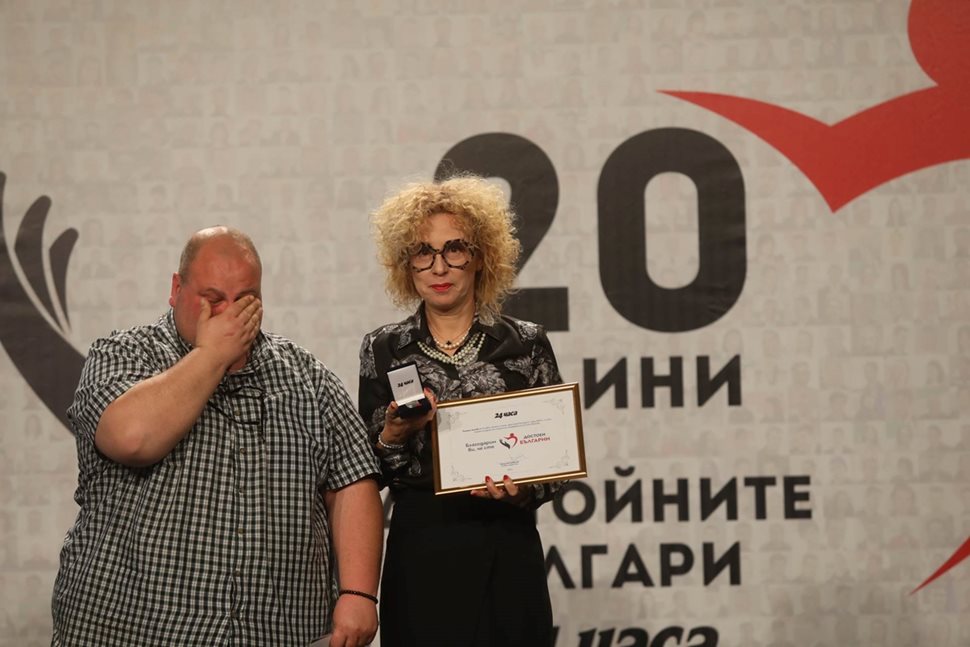 Актрисата Силвия Лулчева награди Пламен Анчев от Сливен, който от бедност преписваше учебници, а днес помага на възрастни хора с умствена изостаналост.