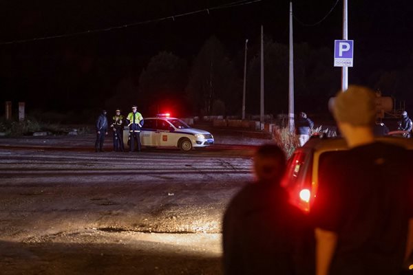 Полицията провежда пропусквателен пункт към мястото на самолетната злополука 