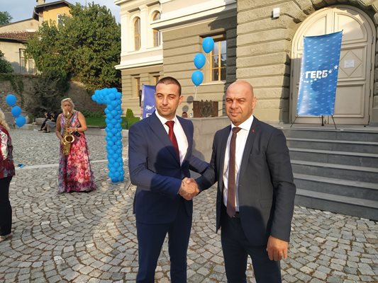 Костадин Димитров (вдясно) с Димитър Колев, кандидат за общински съветник.