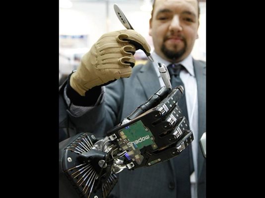 Мъж контролира чрез киберръкавици роботизирана ръка, която изпълнява 24 движения.
СНИМКА: РОЙТЕРС