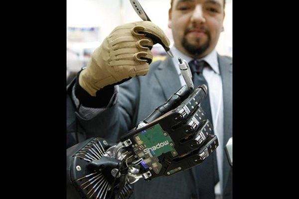 Мъж контролира чрез киберръкавици роботизирана ръка, която изпълнява 24 движения.
СНИМКА: РОЙТЕРС