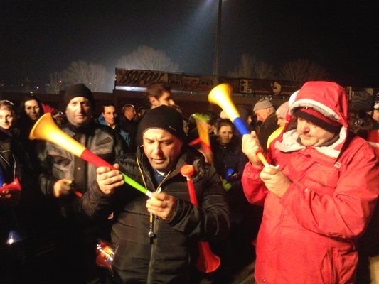 Над 5000 души от цяла Югозападна България се събират на протест срещу зелената мафия и в подкрепа на развитието на ски спорта в Банско СНИМКИ: Тони Маскръчка
