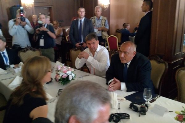 Преди форума Борисов обмени приказки с участниците.
