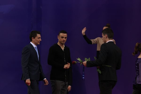 Футболната звезда Димитър Бербатов връчи на Катрин Тасева сребърния медал Снимки: Благой Кирилов