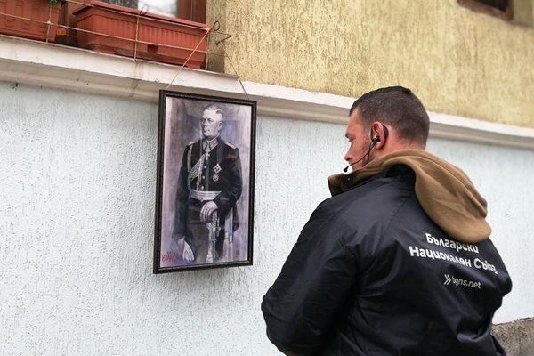 Симпатизант на ген. Луков пред портрета му, закачен на перваза на къщата, в която е живял генерала.