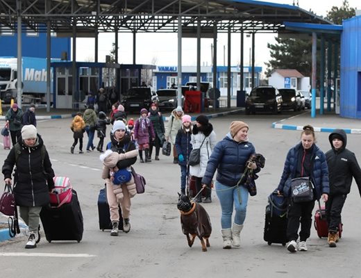 Бежанци на границата между Украйна и Молдова СНИМКА: Ройтерс