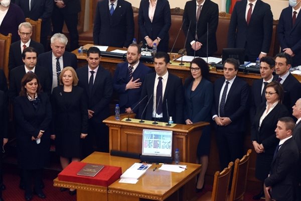 Правителството на Кирил Петков се заклева пред депутатите. СНИМКА: "24 ЧАСА"