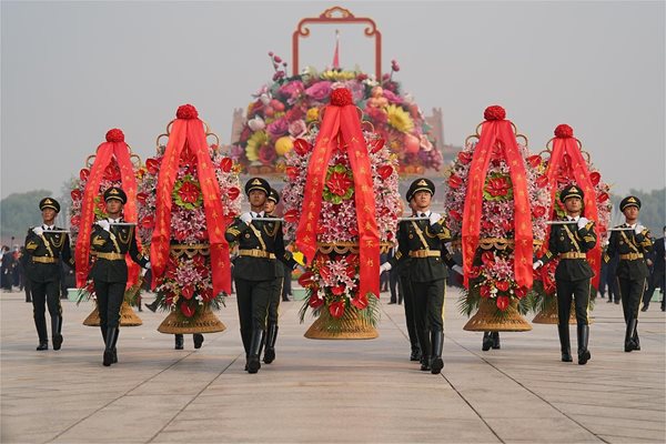 Си Дзинпин, заедно с други партийни, държавни ръководители и обикновени граждани поднесоха венци пред Монумента на народните герои на площад „Тянанмън“
