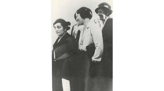 Дора Габе (вляво) и Елисавета Багряна (зад нея)