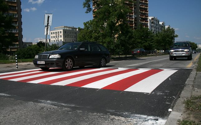 В проекта за наредба подробно са описани схемите и цветовете на различни видове ограничители за скоростта, които могат да се прилагат в населените места.
СНИМКА: “24 ЧАСА”