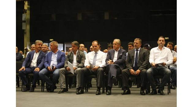Бизнесменът Спас Русев (третият от дясно на ляво) чака решението на общото събрание.