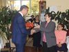 Кмет раздаде подаръци и целувки на пенсионери в Пловдив