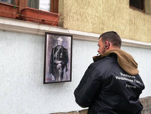 Симпатизант на ген. Луков пред портрета му, закачен на перваза на къщата, в която е живял генерала.