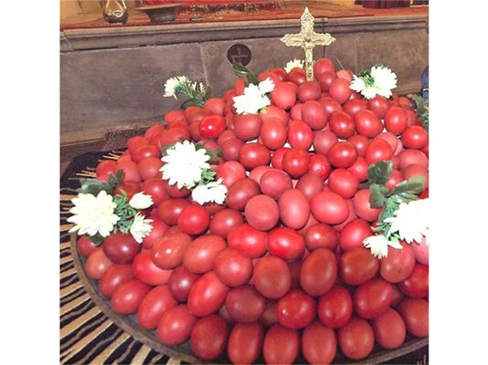На Великден храмовете осветяват и раздават червени яйца като символ на Възкресение Господне