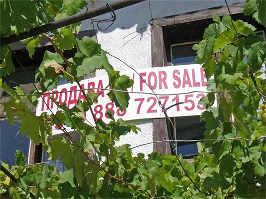 Собственици от Сопот закачиха на къщите си табелки "Продава се" и вдигнаха цените десетократно. 
СНИМКИ:АВТОРЪТ