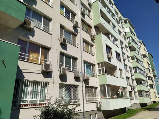 Санираният блок на ул. "Ген. Колев" в Пловдив е с пет входа по на 8 етажа.