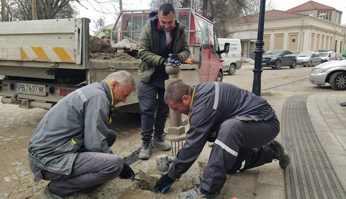 Работници монтират метални колчета до тротоарите на ул. "Христо Г. Данов".