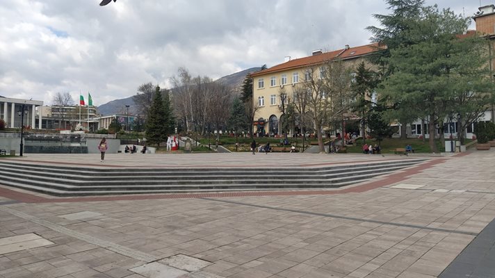 Обновеният площад на Карлово.