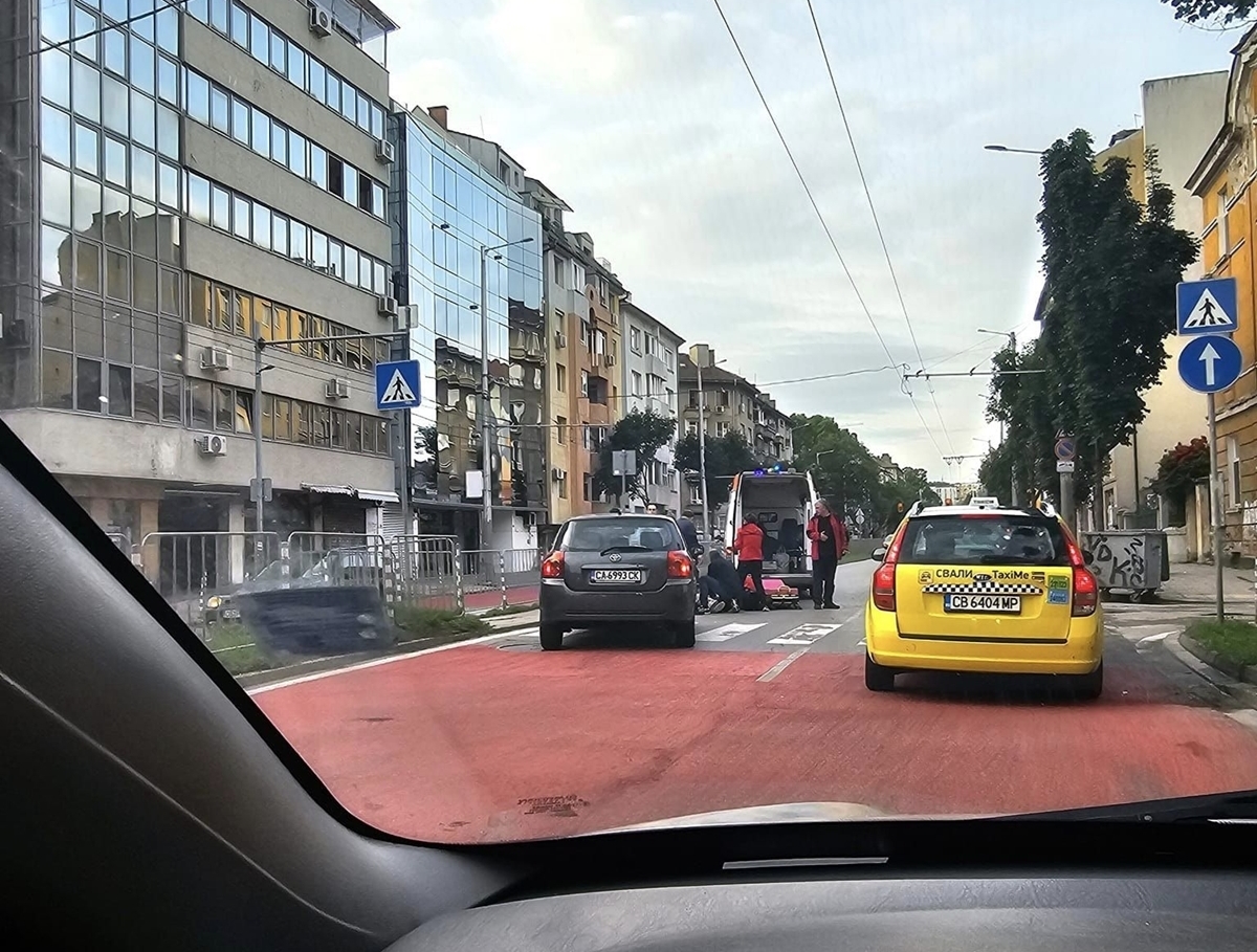 Моторист блъсна жена на пешеходна пътека в София, тя е в кома