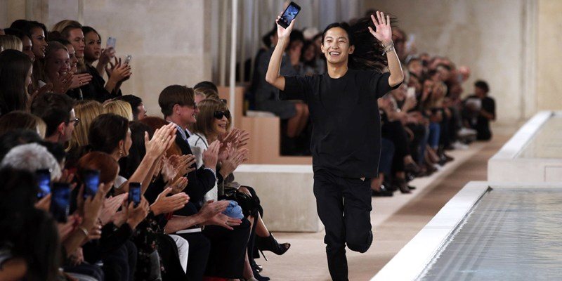 Александър Уанг по време на Седмицата на модата в Париж, когато представи последната си колекция за "Баленсиага".