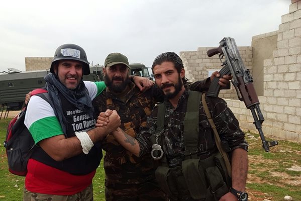 Журналистът Борис Анзов със сирийски войници СНИМКА: ФЕЙСБУК