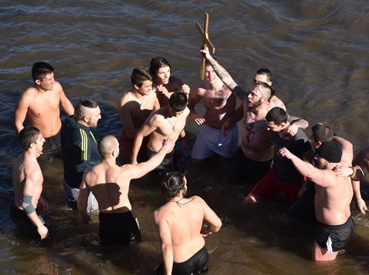 Ивайло Енчев за втори път извади кръста от река Осъм в Ловеч  СНИМКИ: Авторката