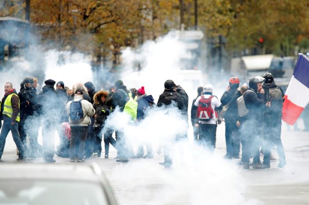 Полицията задържа 24 участници в днешните протести на "жълтите жилетки" в Париж до обяд СНИМКИ: РОЙТЕРС