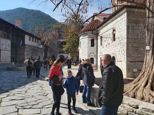 Хубавото време доведе много богомолци в Бачковския манастир