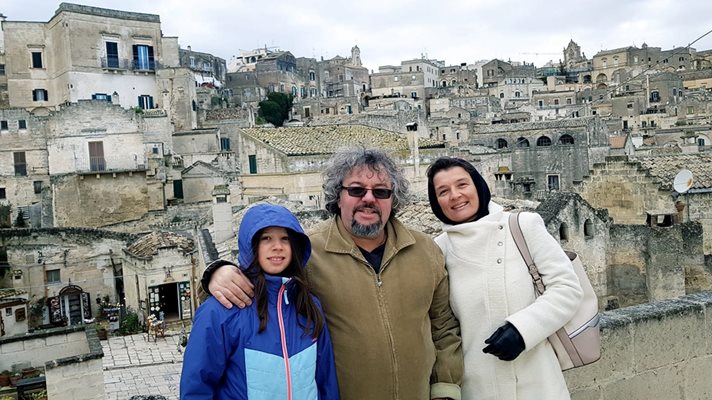 Манол Пейков заедно със съпругата си Яна и 12-годишната им дъщеря Божана на фона на посестримата на Пловдив италианска столица на културата Матера.
