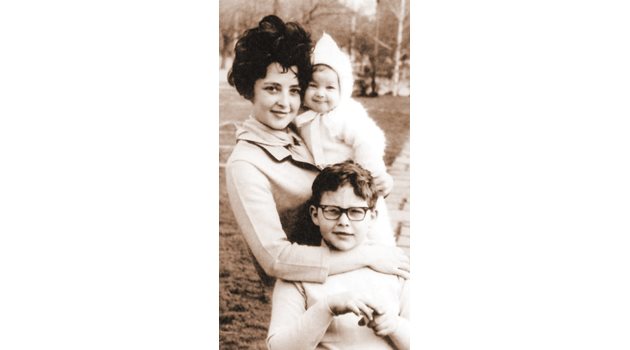 Анахид заедно с децата си Митко и Теодора от брака си с Коста Цонев.