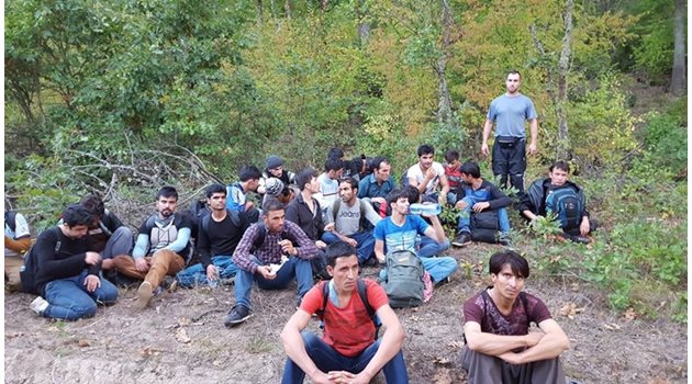 ПОПАДЕНИЕ: Групата мигранти, на която се натъкнали момчетата от ОЗБГ при една от разходките си в гората на 3 април.   СНИМКА: ФЕЙСБУК