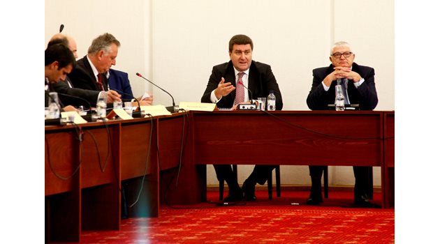 Валентин Златев и депутатът Петър Кънев на заседанието на комисията